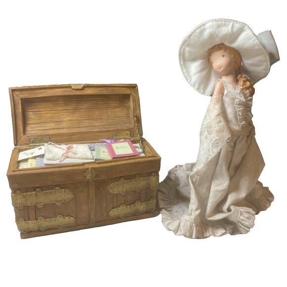 HOLLY HOBBIE 2006 Resin Doll “All Dressed Up Toute Belle" Musical Hope Chest Set - Picture 1 of 16